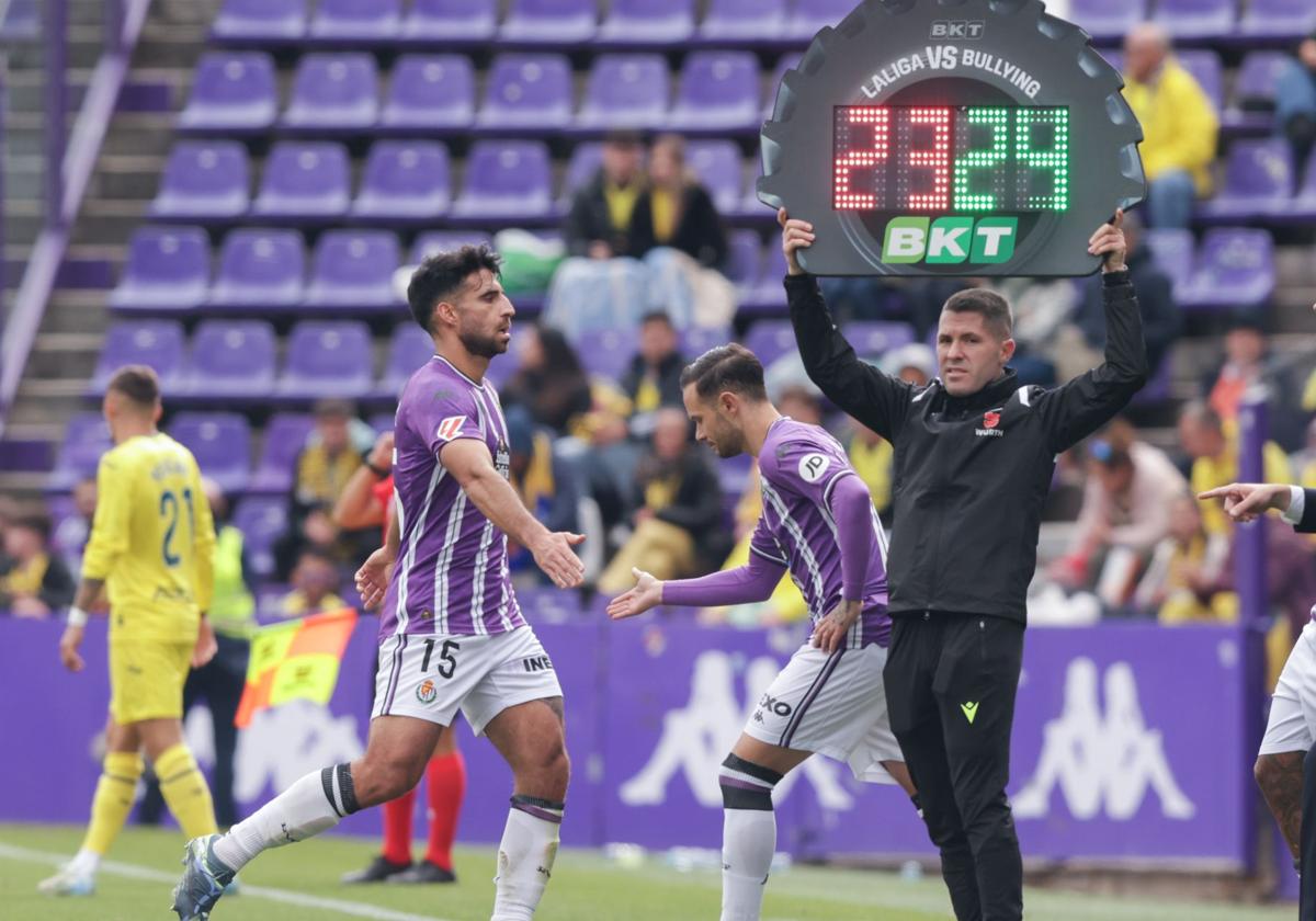 Iván Sánchez sustituye a Cömert durante el partido frente al Villarreal.