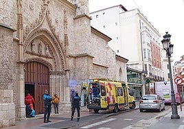 Servicios de emergencias del 112 y policías locales, a la puerta de Las Claras el domingo.
