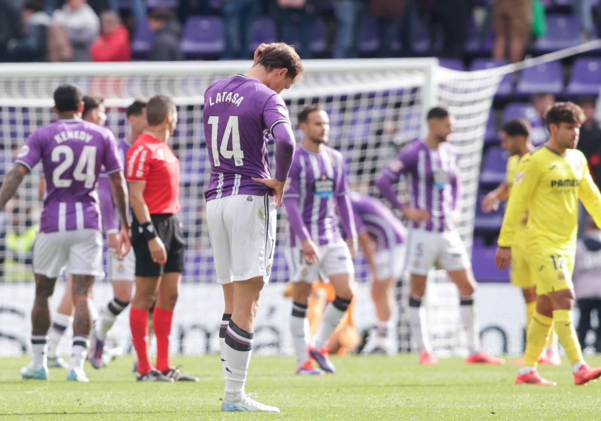 Latasa, con la mirada perdida en el último partido ante el Villarfreal.