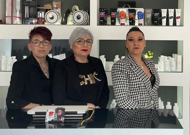 Olga García, en el centro, con su hermana Esther García y su hija Esther de la Fuente.