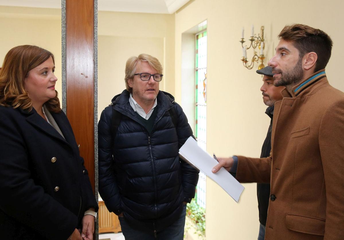 Concejales socialistas y de IU conversan tras la reunión.