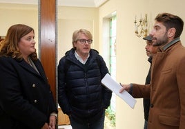 Concejales socialistas y de IU conversan tras la reunión.