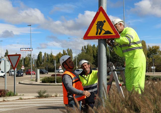 Los operarios colocaron por la mañana las señales que avisan del nuevo corte en la ronda interior.