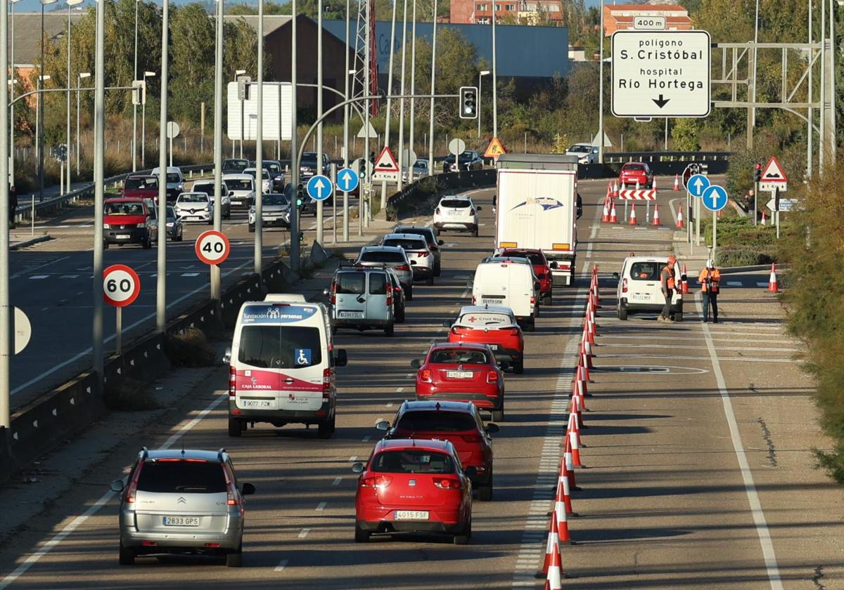 Los operarios colocan los conos en la vía de servicio de la ronda, entre la carretera de Segovia y el acceso al Río Hortega.