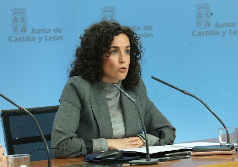 Isabel Blanco, consejera de Familia e Igualdad de Oportunidades, presenta la campaña 'Farmacias punto SOS'.