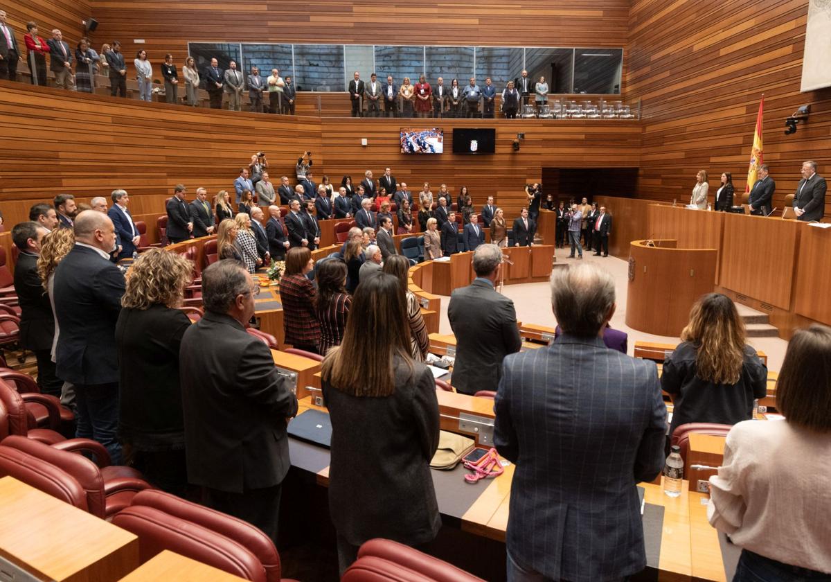 El hemiciclo al completo, durante el minuto de silencio por el procurador de Vox Javier Carrerra.