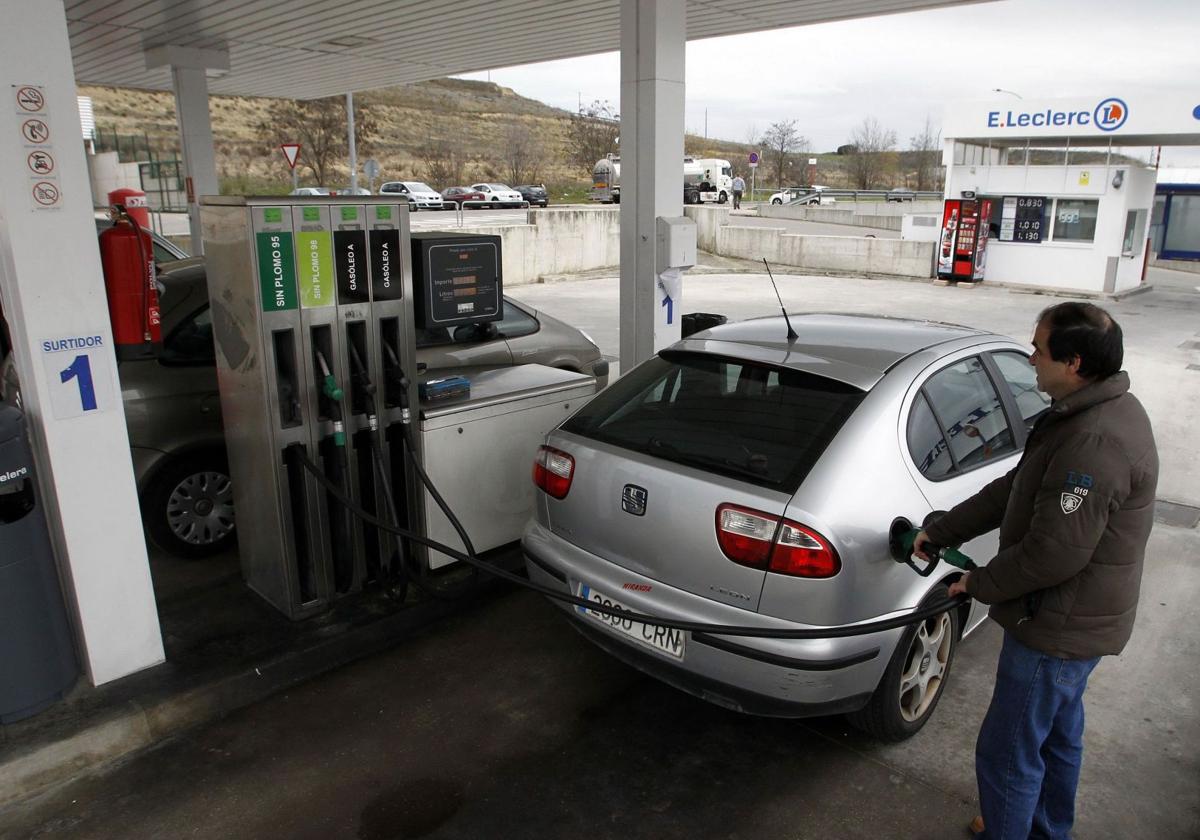 Hombre repostando en una gasolinera, en una imagen de archivo.