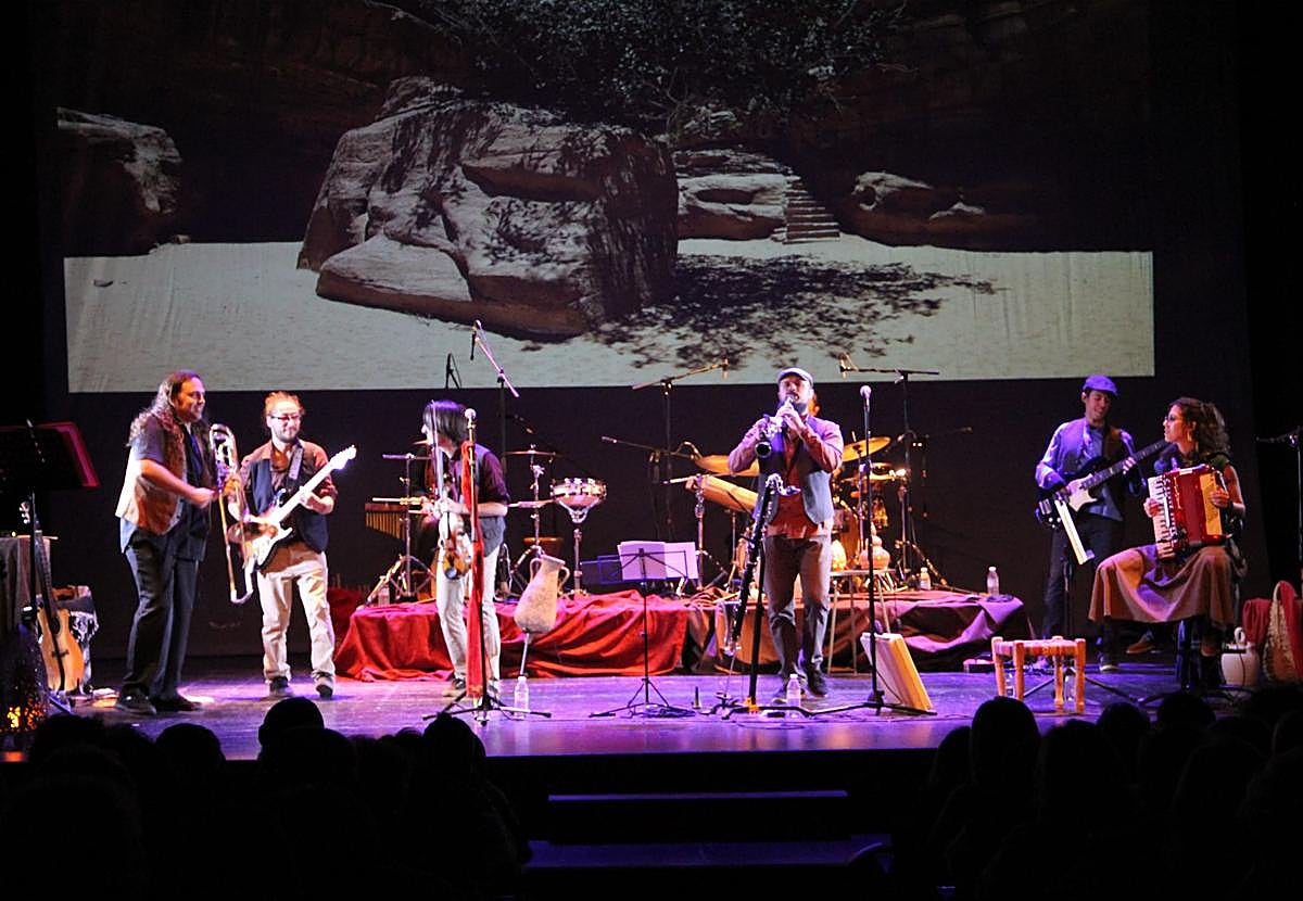 Actuación en la inauguración de los cursos de los centros sociales.