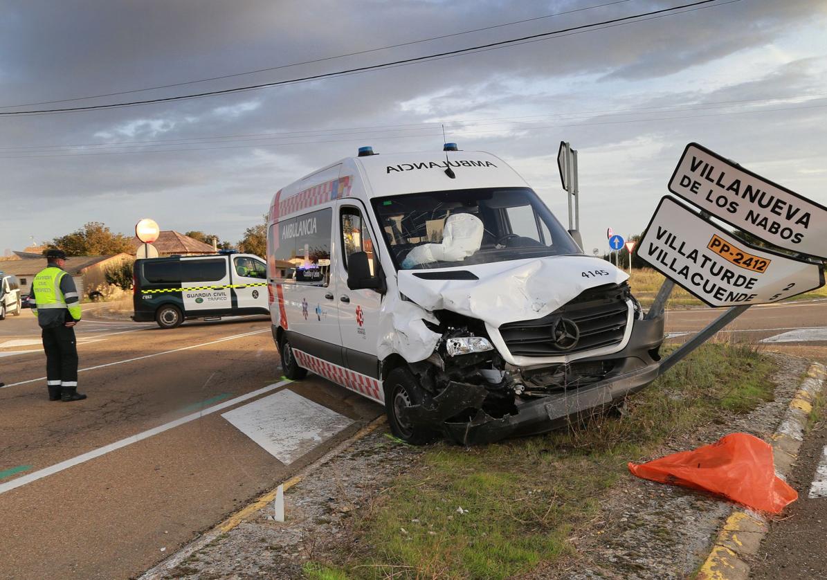 Estado de la ambulancia tras el choque en la intersección hacia Villanueva de los Nabos.