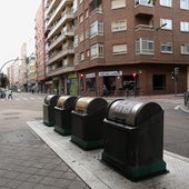 Sale a tirar la basura y le amenazan con una navaja al chocarse con un vecino