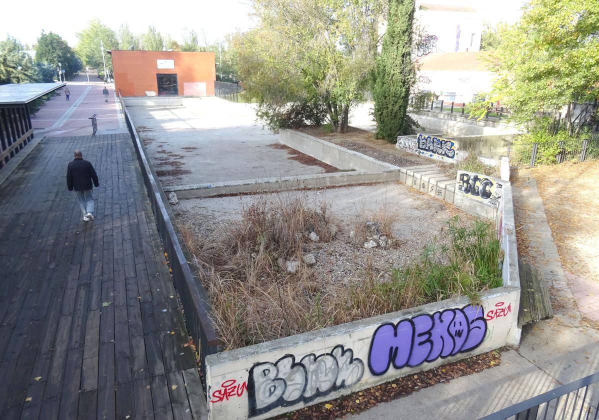 El 'estanque' o balsa de entrenamiento de las instalaciones de piragüismo Narciso Suárez, vaciado para que su limpieza.