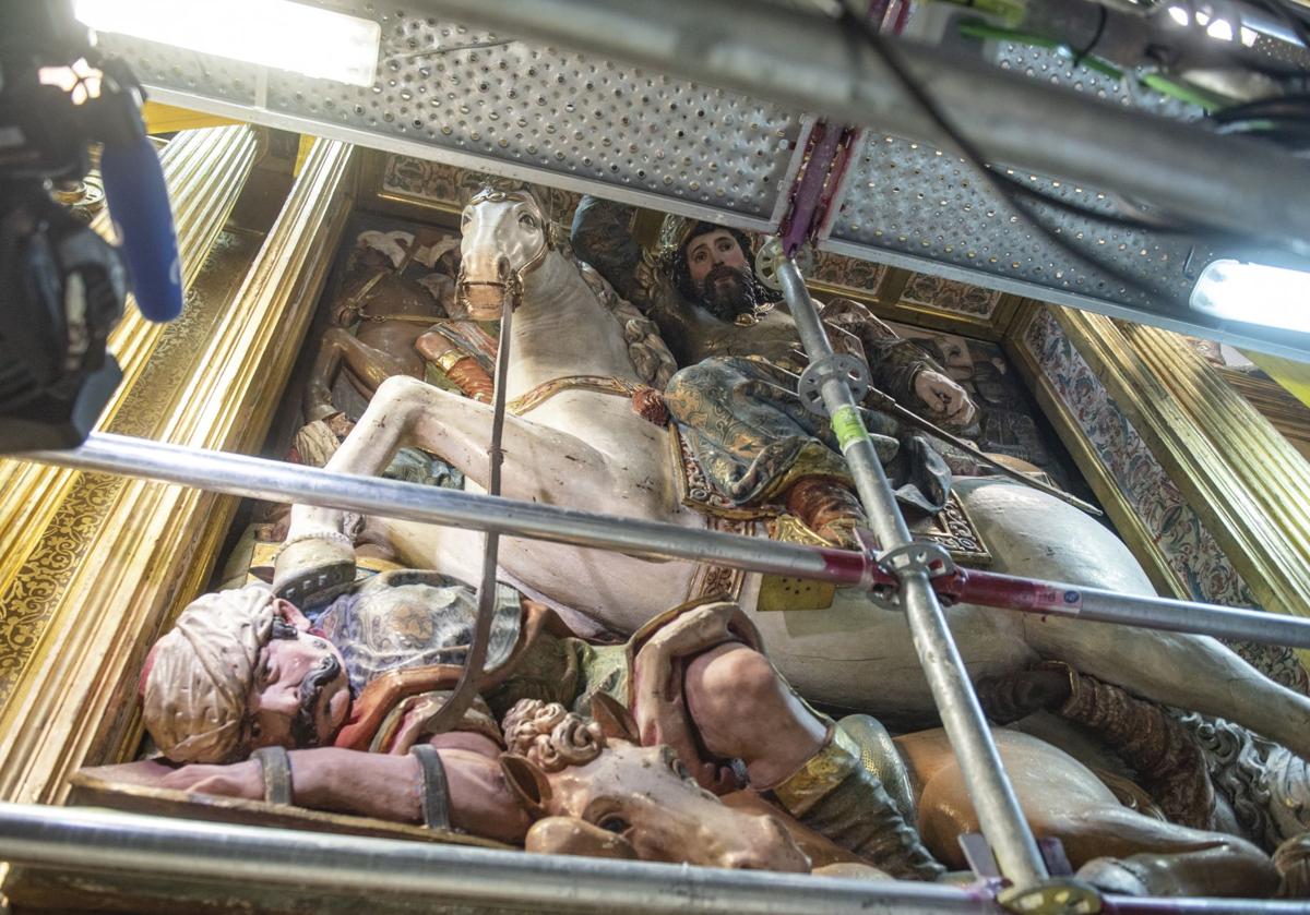 Imagen principal - Arriba, restauración en la Capilla de Santiago Apóstol; abajo a la izquierda, sala de pintura del bajo claustro de la Catedral, y a la derecha, cripta en el templo segoviano.