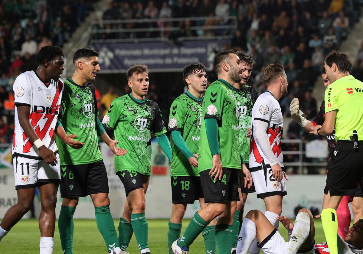 Los jugadores protestan el penalti que supuso el primer gol del encuentro, este martes en La Balastera.