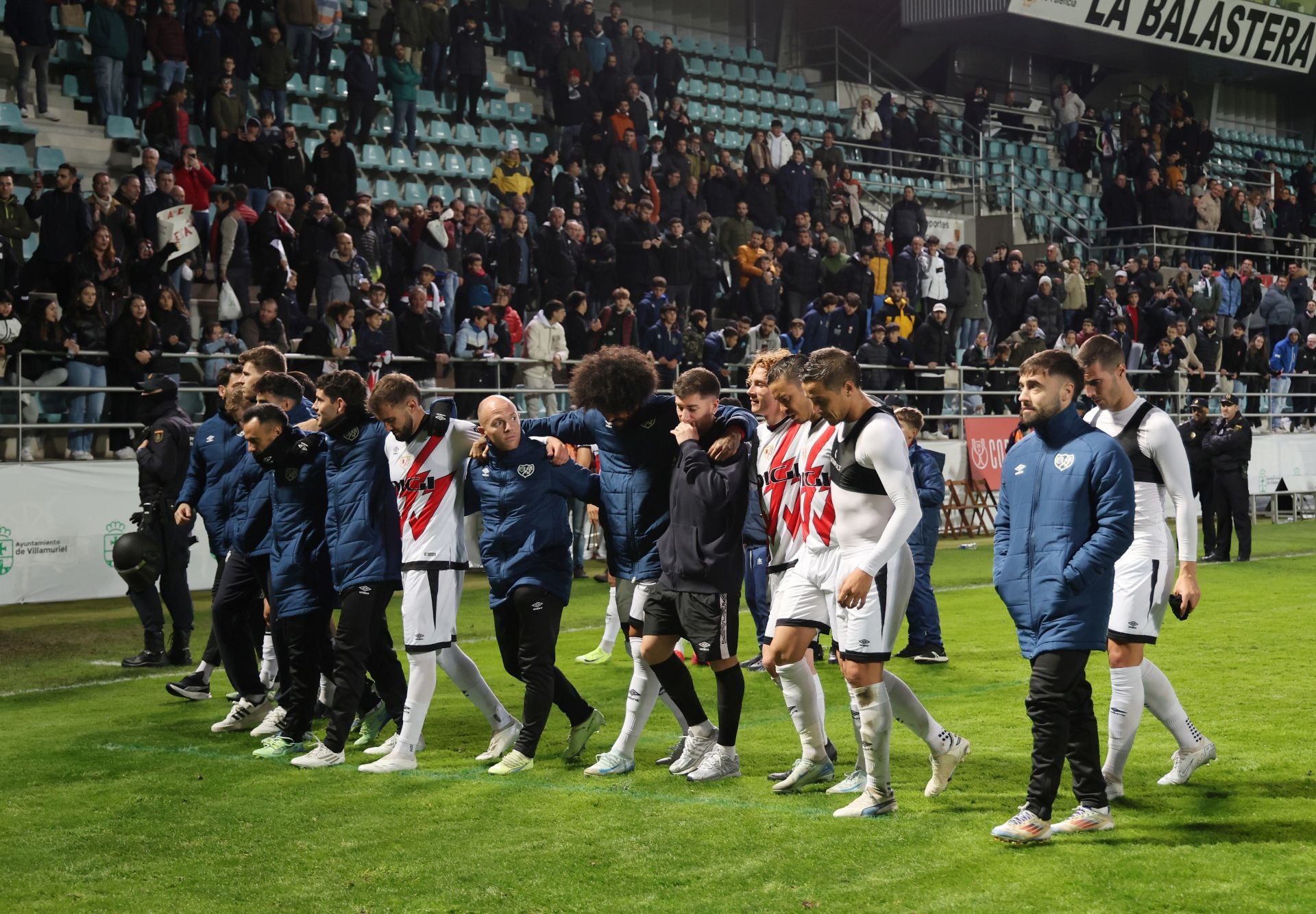 Final del Villamuriel-Rayo y ovación de La Balastera