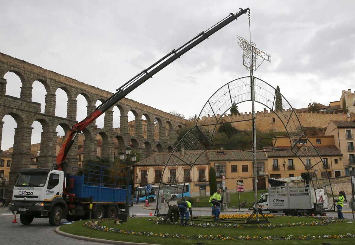 Trabajos de montaje del belén en la plaza Oriental de Segovia, este martes.