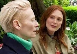 Tilda Swinton, y Julianne Moor en una escena del filme.