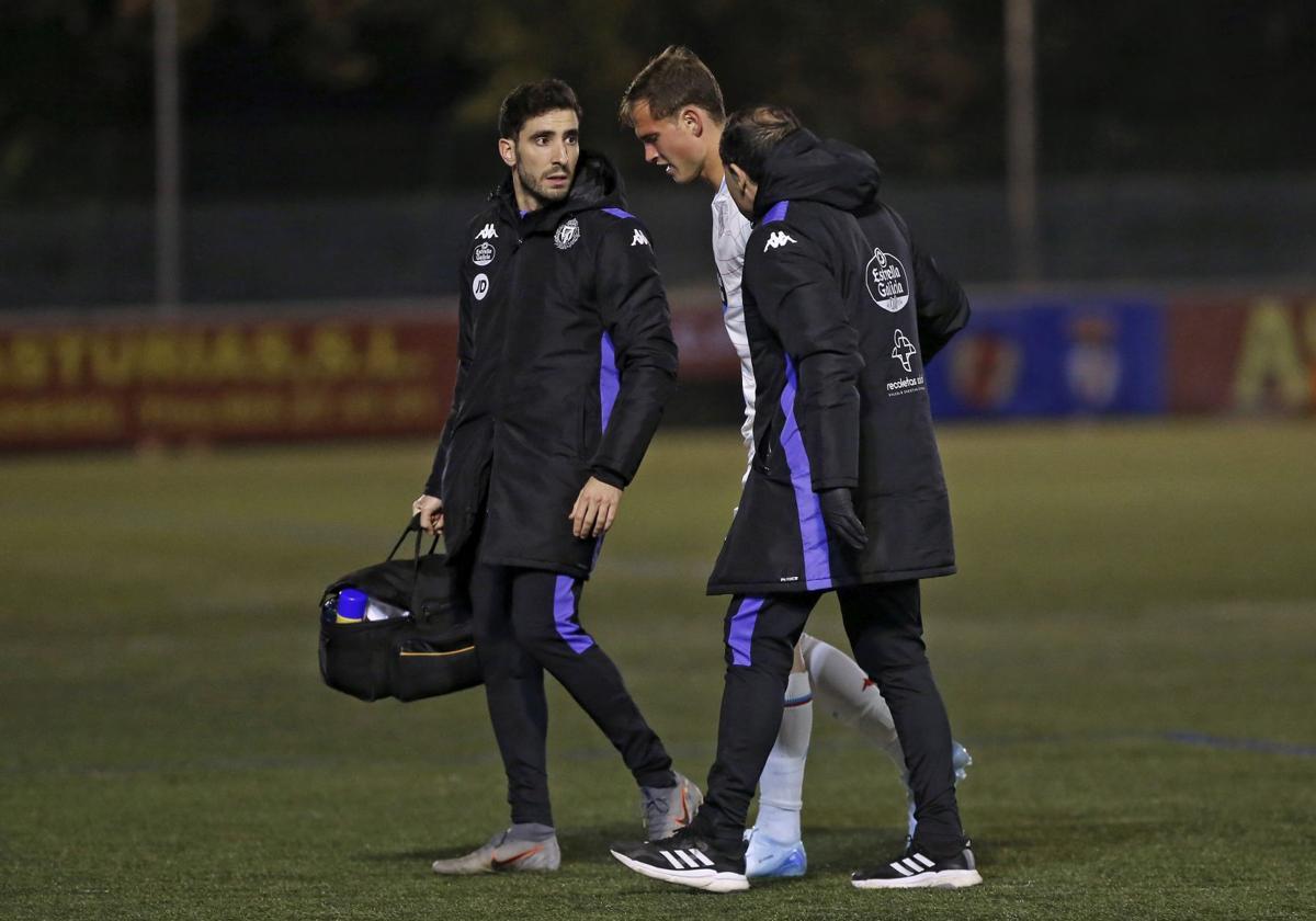 Latasa se retira lesionado tras anotar el segundo gol.