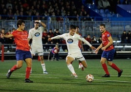 Lucas Rosa se dispone a golpear el balón en una jugada ofensiva frente al Astur.