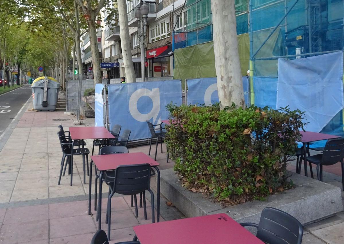 Imagen secundaria 1 - Distintas vistas de la situación del andamio y las vallas de obra en torno al número 4 del Paseo de Zorrilla.