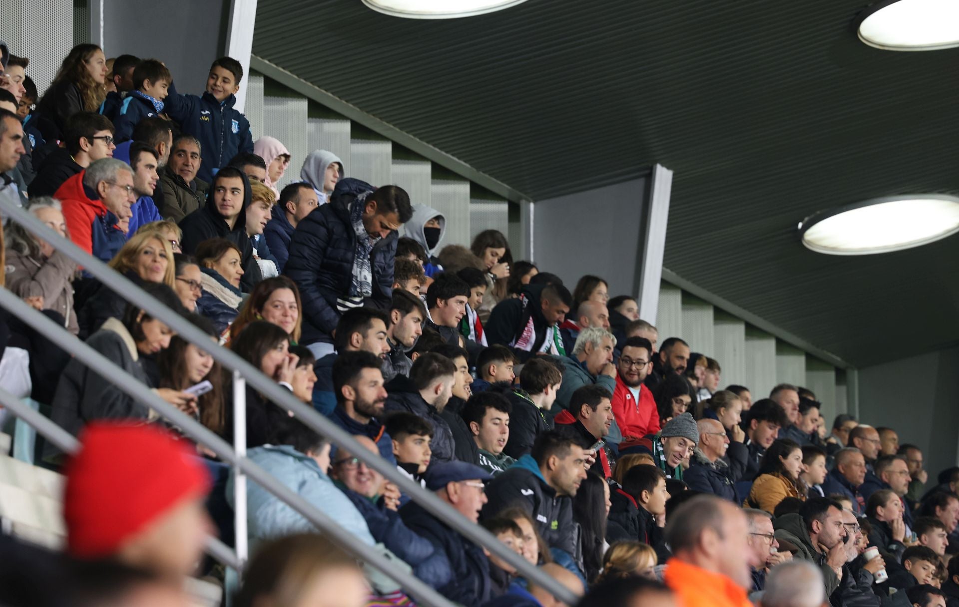 Búscate en las gradas en el Villamuriel-Rayo