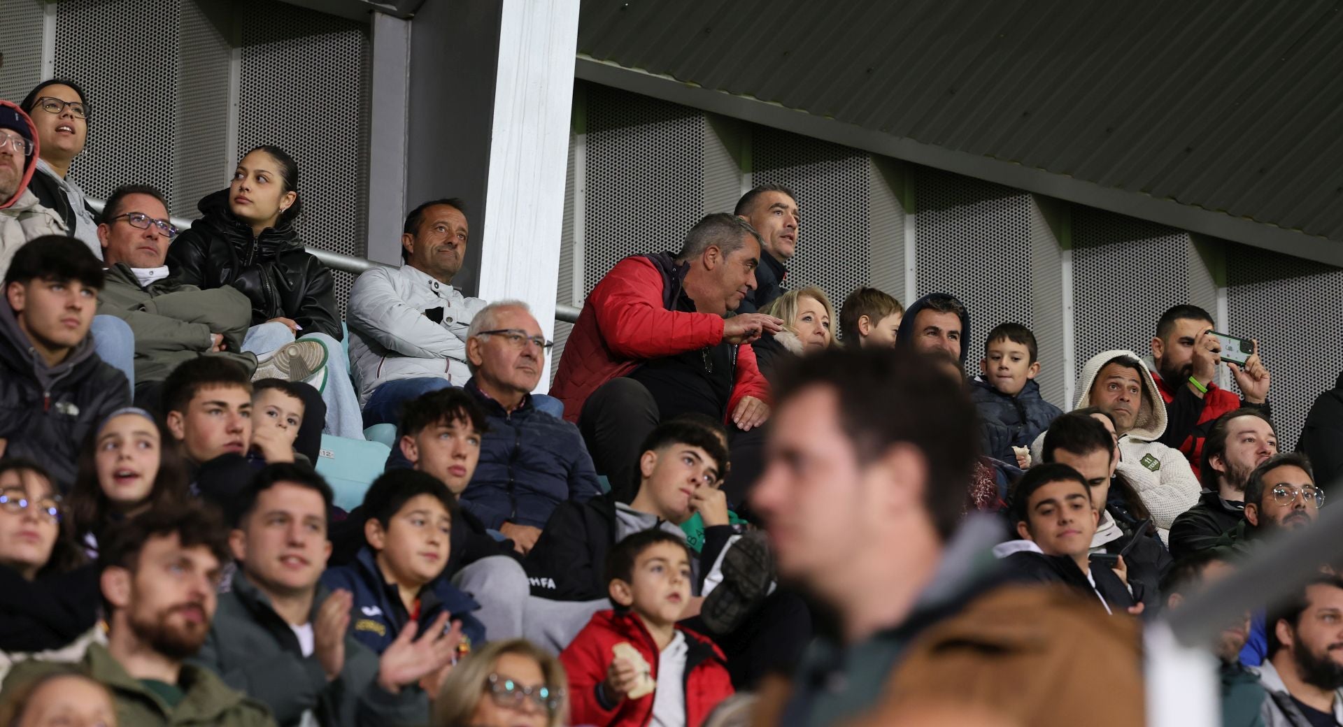 Búscate en las gradas en el Villamuriel-Rayo