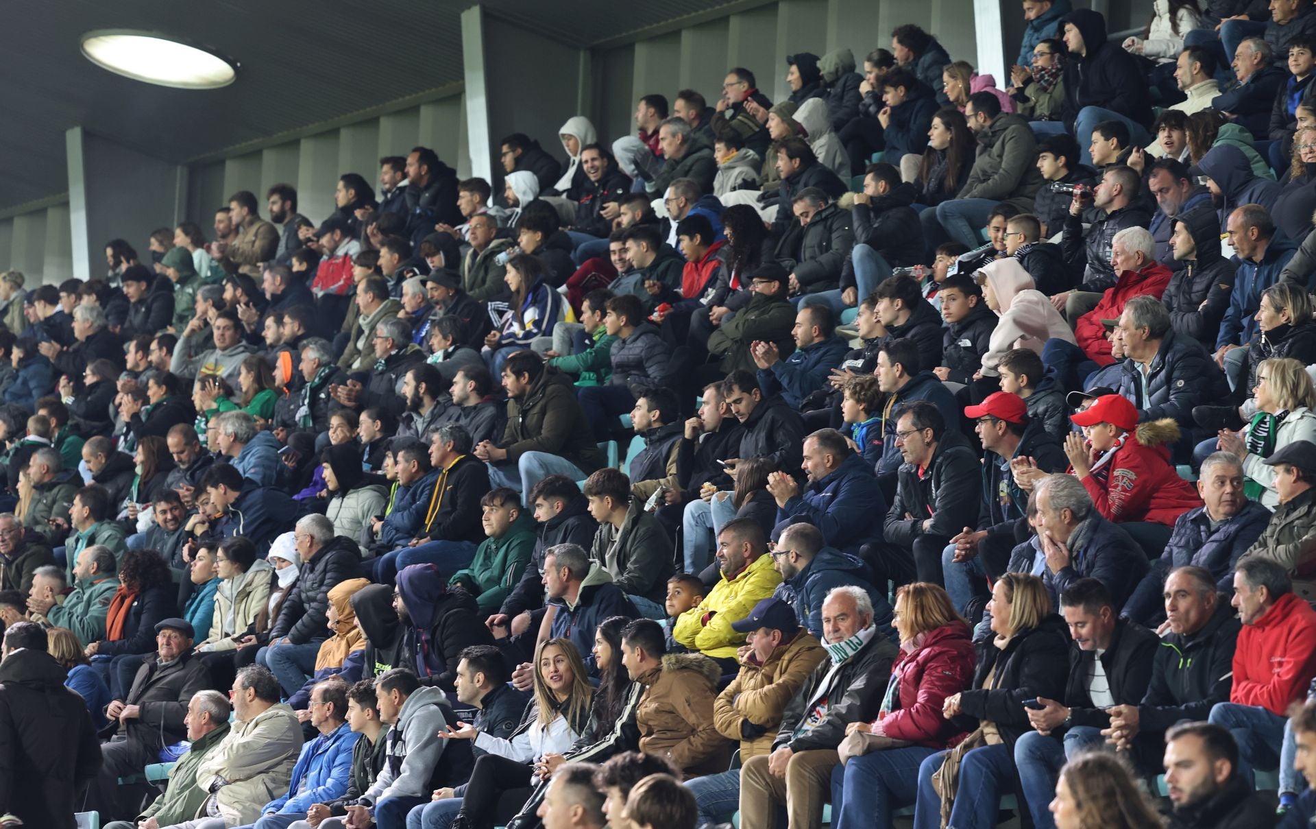 Búscate en las gradas en el Villamuriel-Rayo