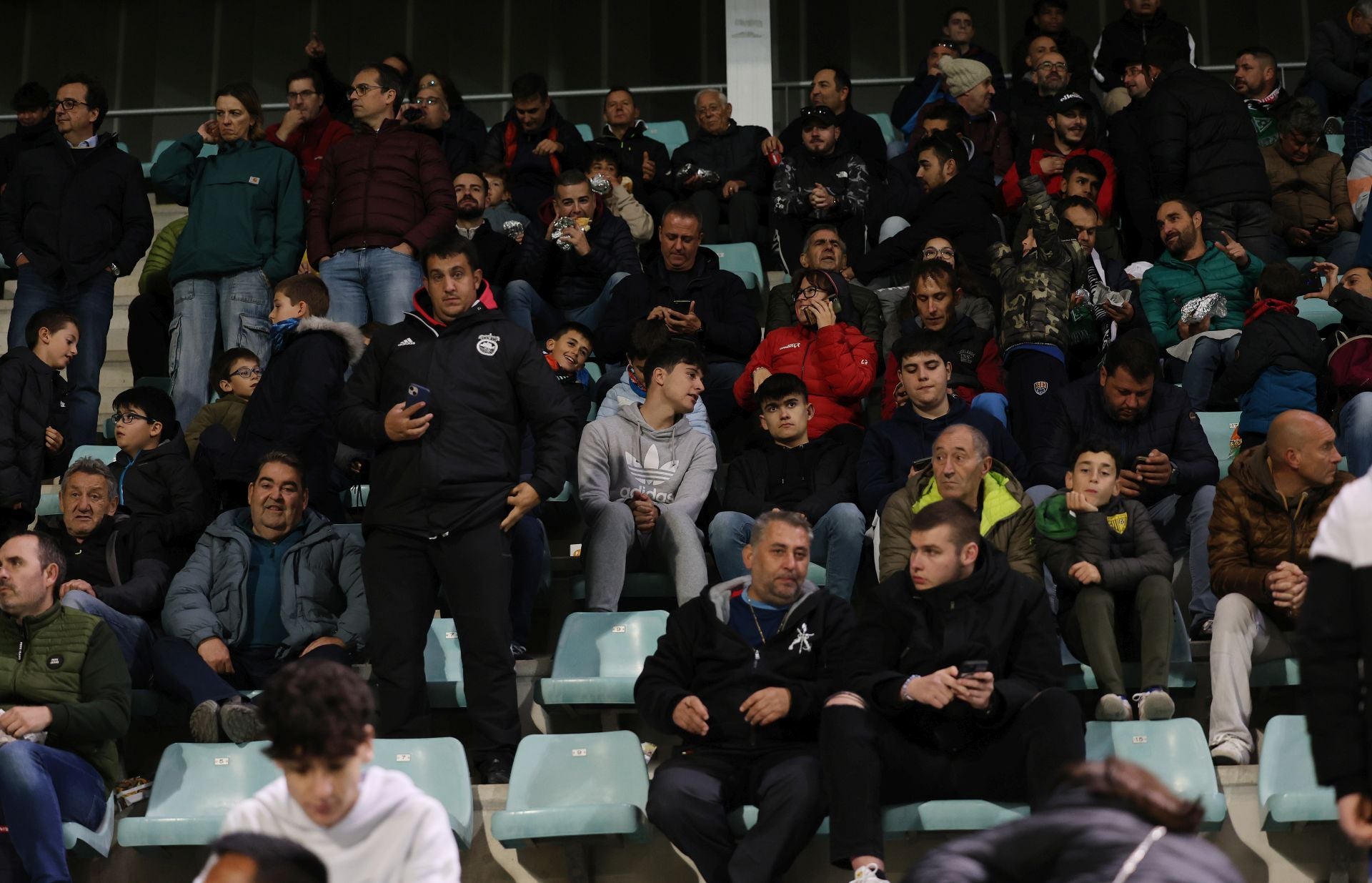 Búscate en las gradas en el Villamuriel-Rayo