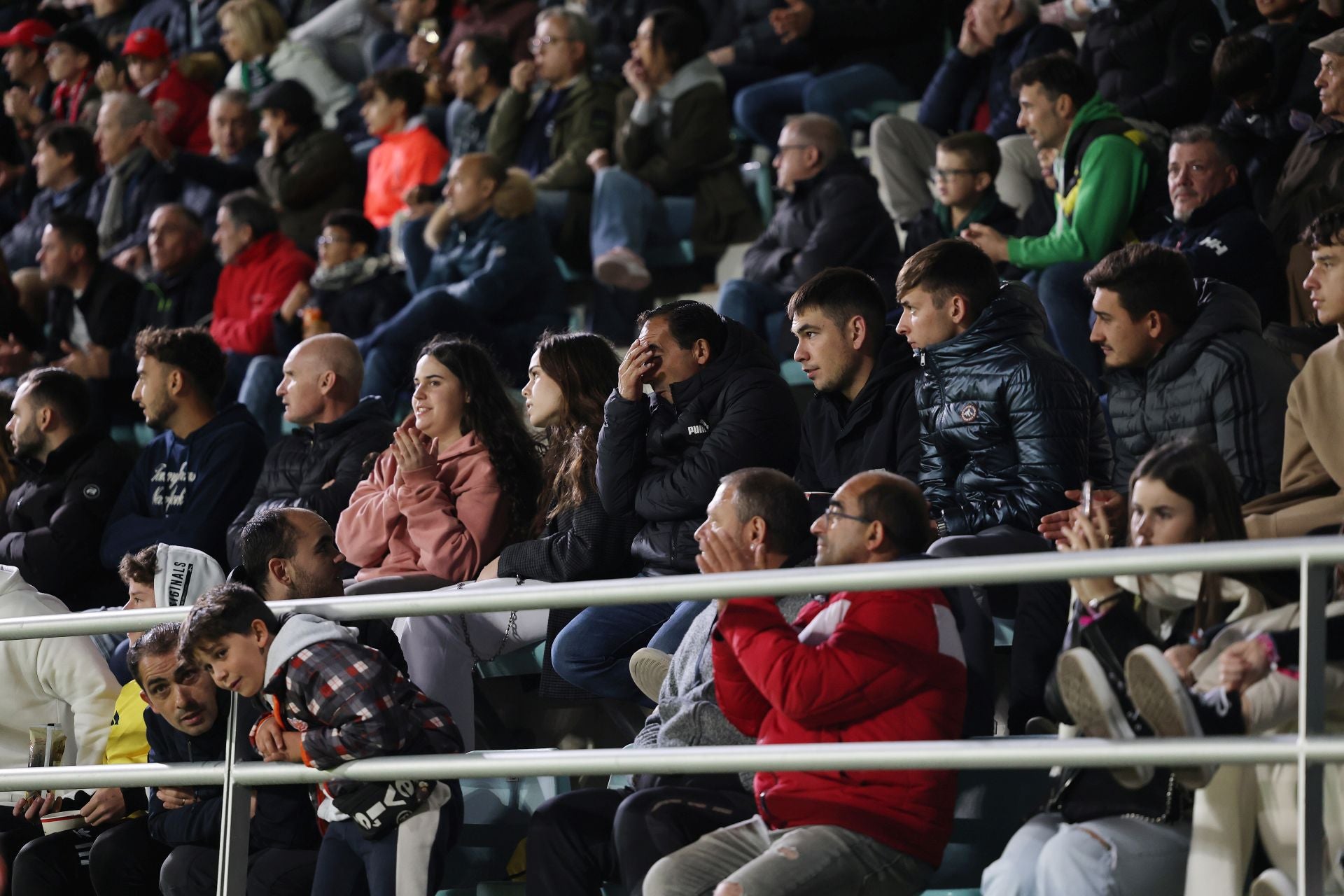 Búscate en las gradas en el Villamuriel-Rayo