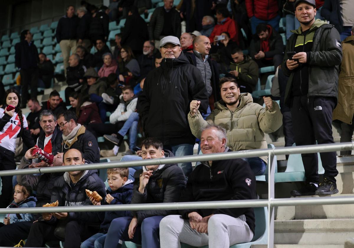 Búscate en las gradas en el Villamuriel-Rayo