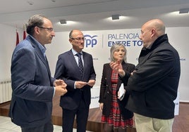 Los senadores del PP por Palencia, con el secretario general del partido, Luis Calderón.