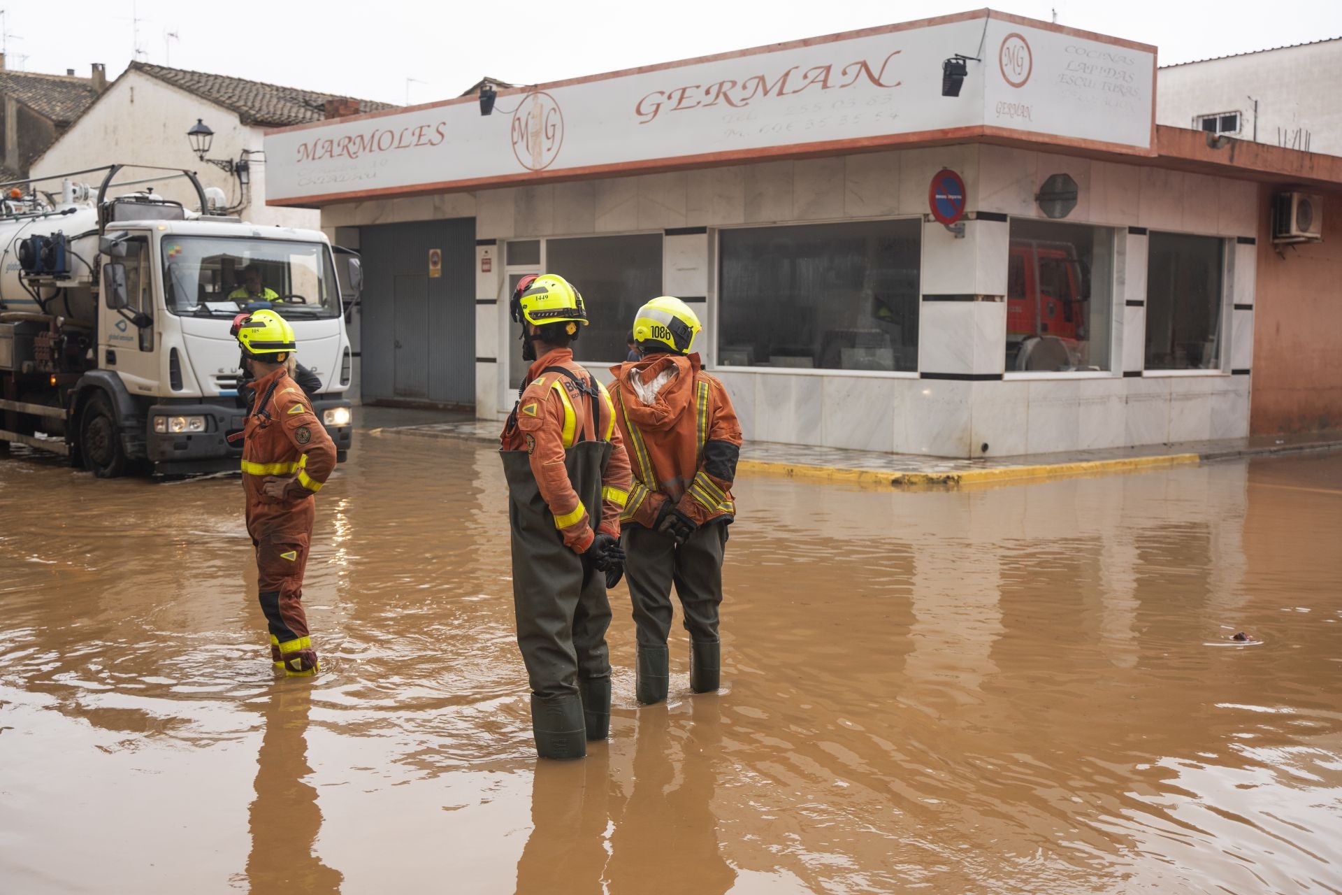 Agentes del equipo de Bomberos trabaja en las zonas afectadas por la DANA, a 29 de octubre de 2024, en Llombai, Valencia