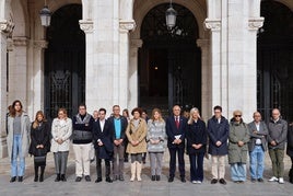 Irene Carvajal, teniente de alcalde, junto a Jacinto Canales, subelegado de Gobierno, y el resto de la Corporación municipal guardan un minuto de silencio.