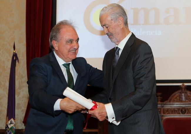 Pedro Pastor, del hotel Rey Sancho, recoge el premio que le entrega el delegado territorial de la Junta, José Antonio Rubio.