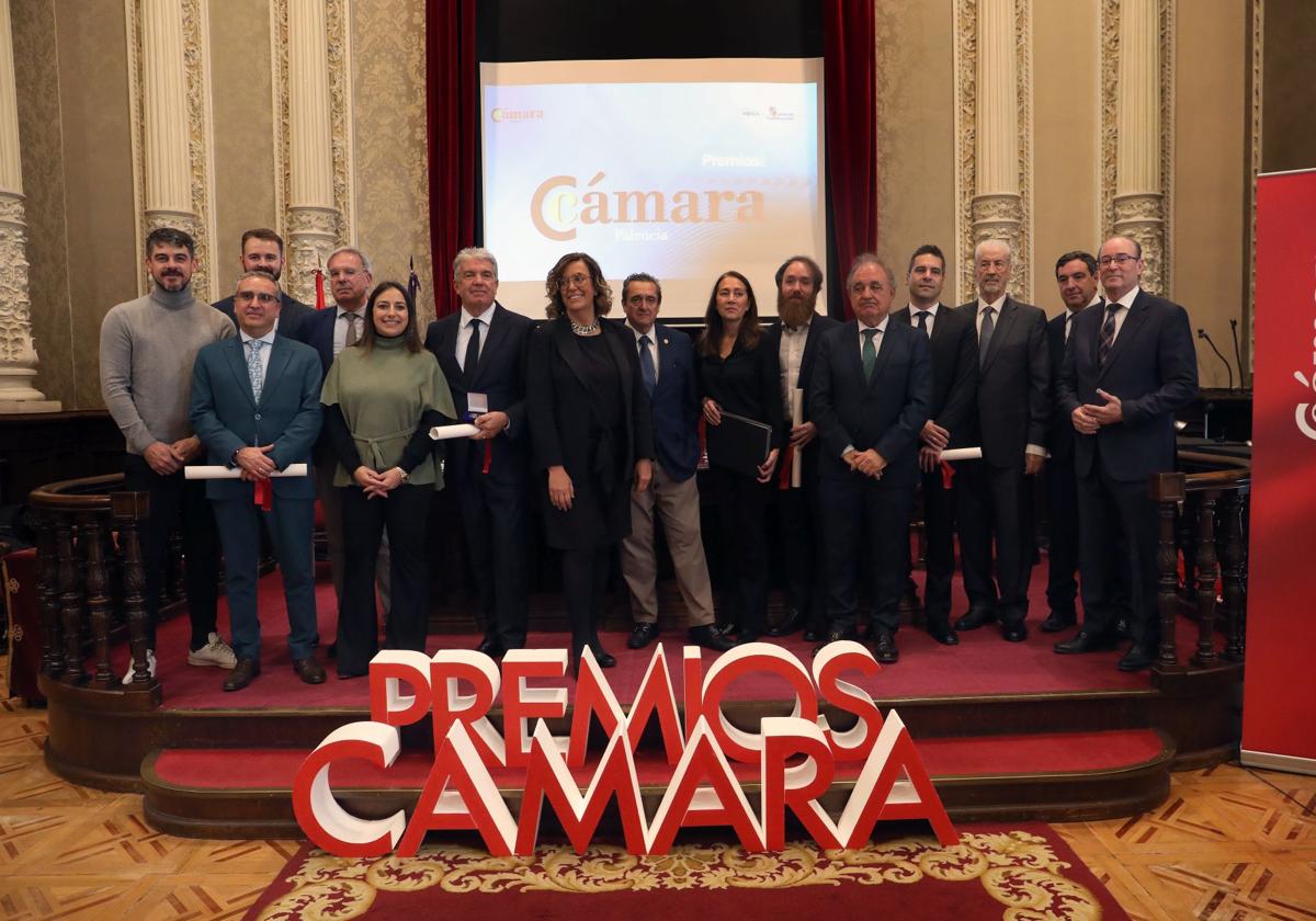 Foto de familia de los premiados y los representantes de las instituciones.