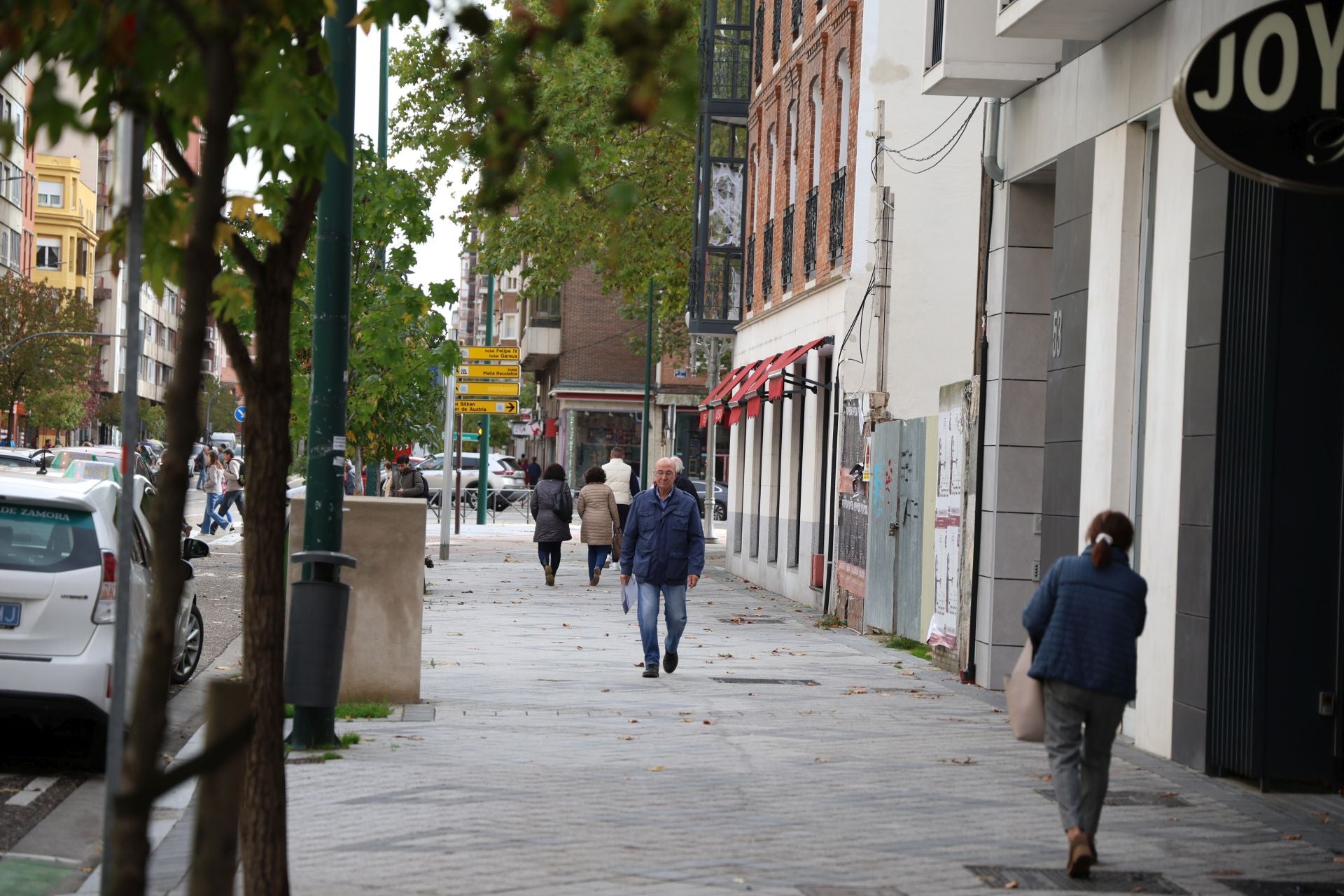 La calle Puente Colgante, en imágenes