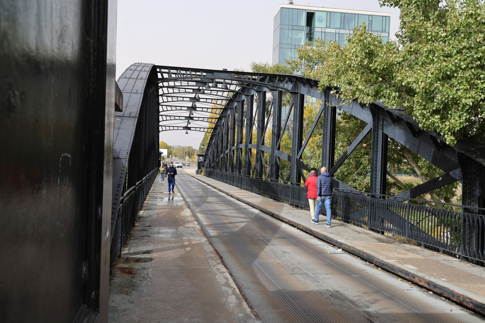 La calle Puente Colgante, en imágenes