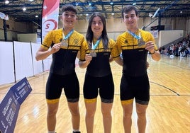 Álvaro, Adriana y Guille muestran sus medallas.