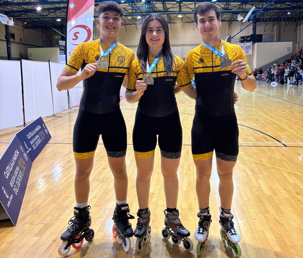 Álvaro, Adriana y Guille muestran sus medallas.