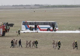 Los militares y bomberos se retiran, este miércoles por la mañana, antes de comenzar el simulacro en la base área de Villanubla.