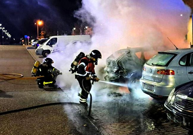 Labores de extinción del incendio en dos coches ocurrido el sábado en la calle Felipe Guillén de Arroyo.