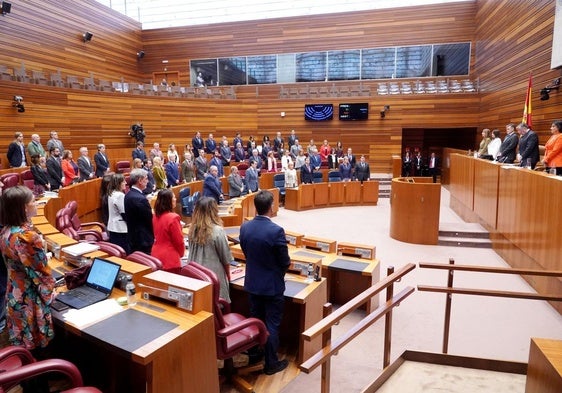 Minuto de silencio como muestra de respeto por las víctimas de la DANA, este miércoles en el pleno de las Cortes.