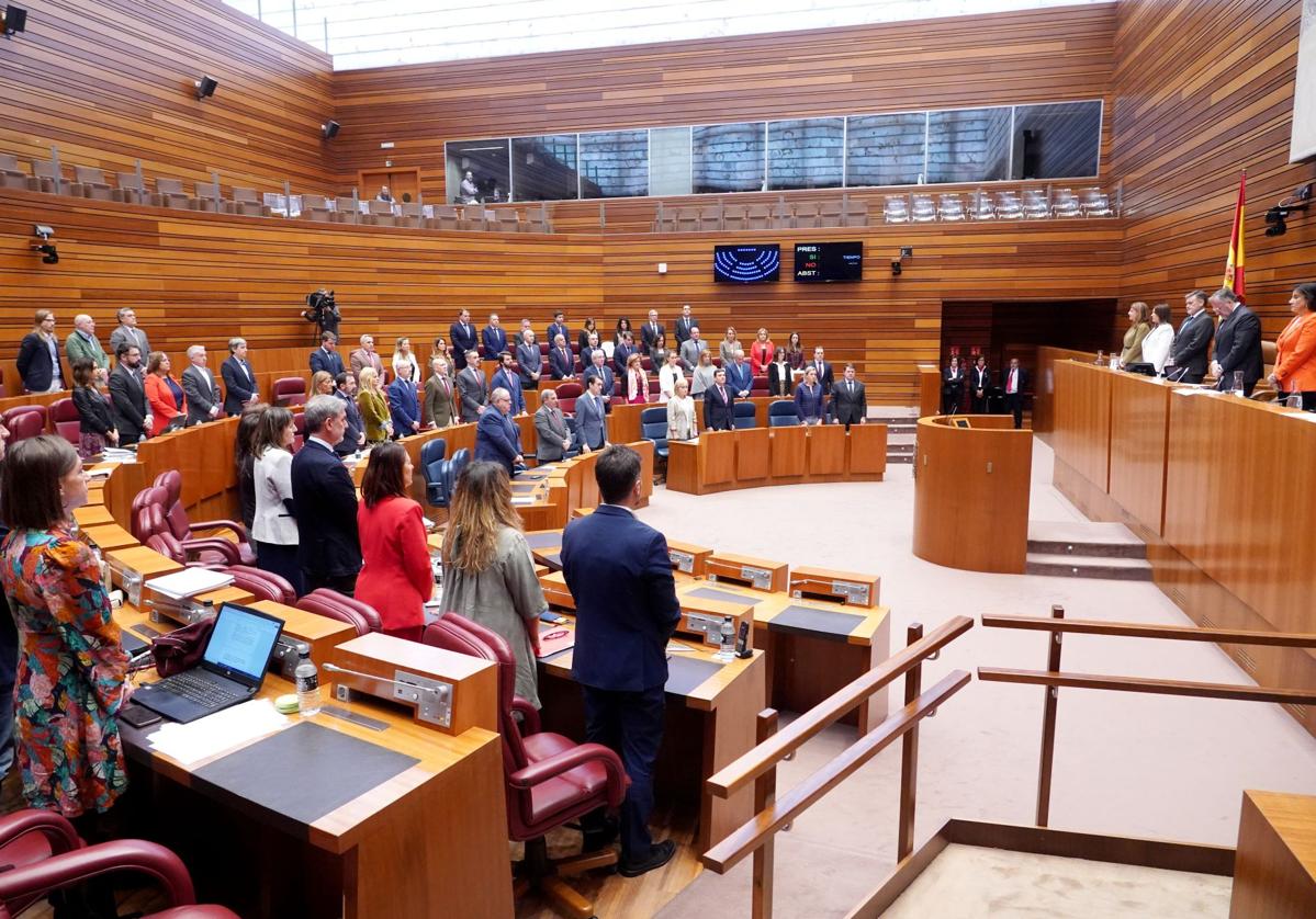 Minuto de silencio como muestra de respeto por las víctimas de la DANA, este miércoles en el pleno de las Cortes.