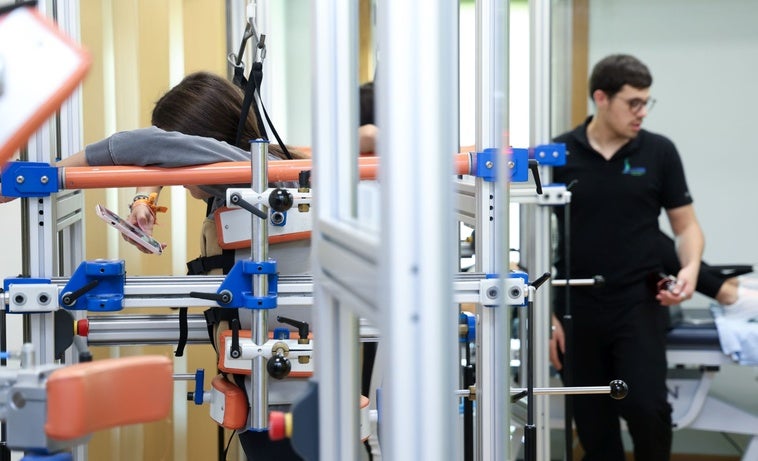 Una adolescente con escoliosis, durante una sesión de fisioterapia en las instalaciones de Adecyl.