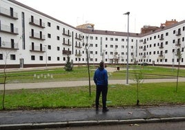 Un joven observa la nueva plaza, ya sin las antiguas verjas del cuartel, desde las aceras de brea del paseo del Cid.