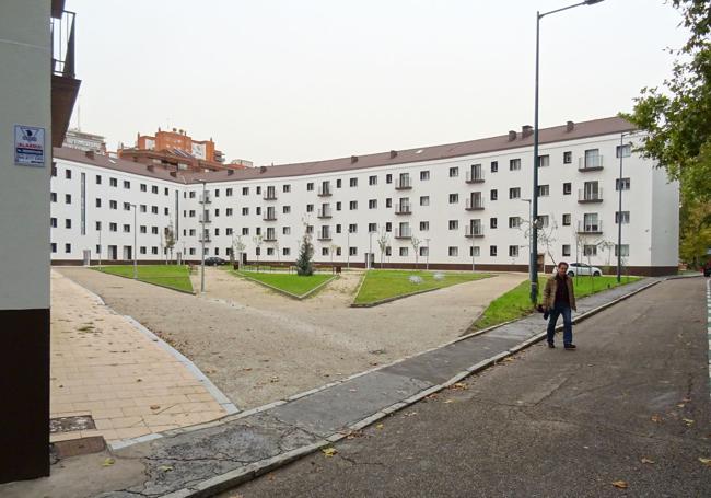 La acera de brea que bordea la plaza del 'coronel Manuel López Muñoz'.