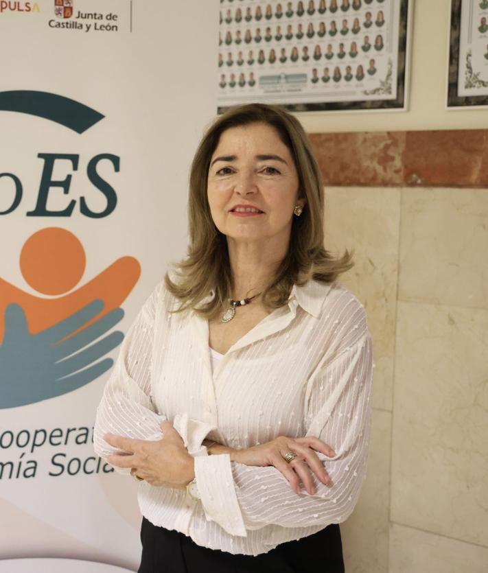 Imagen secundaria 2 - De arriba a abajo: Susana Álvarez, Emma Fernández, y J. Antonio Salvador; Olatz Retortillo, entre las representantes de Abay Analistas, y Mª Eugenia Serrado, directora de la cátedra CoES.