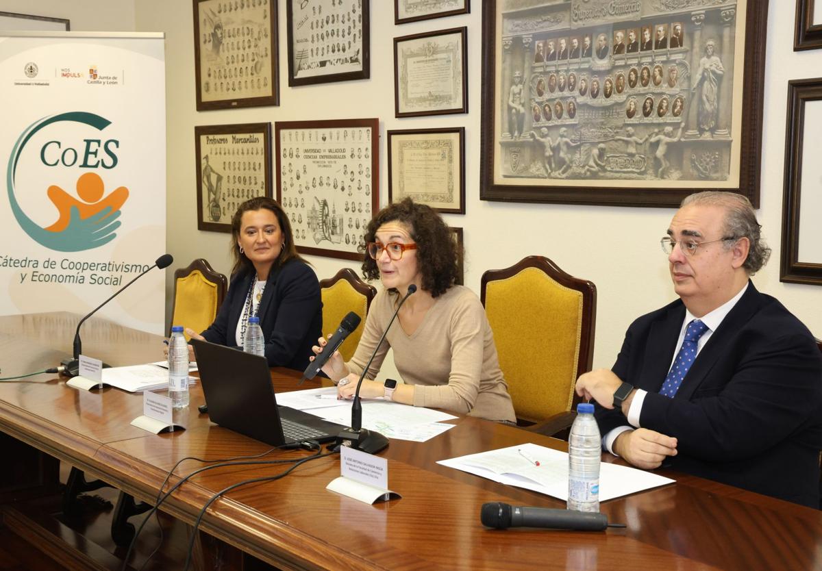 Imagen principal - De arriba a abajo: Susana Álvarez, Emma Fernández, y J. Antonio Salvador; Olatz Retortillo, entre las representantes de Abay Analistas, y Mª Eugenia Serrado, directora de la cátedra CoES.