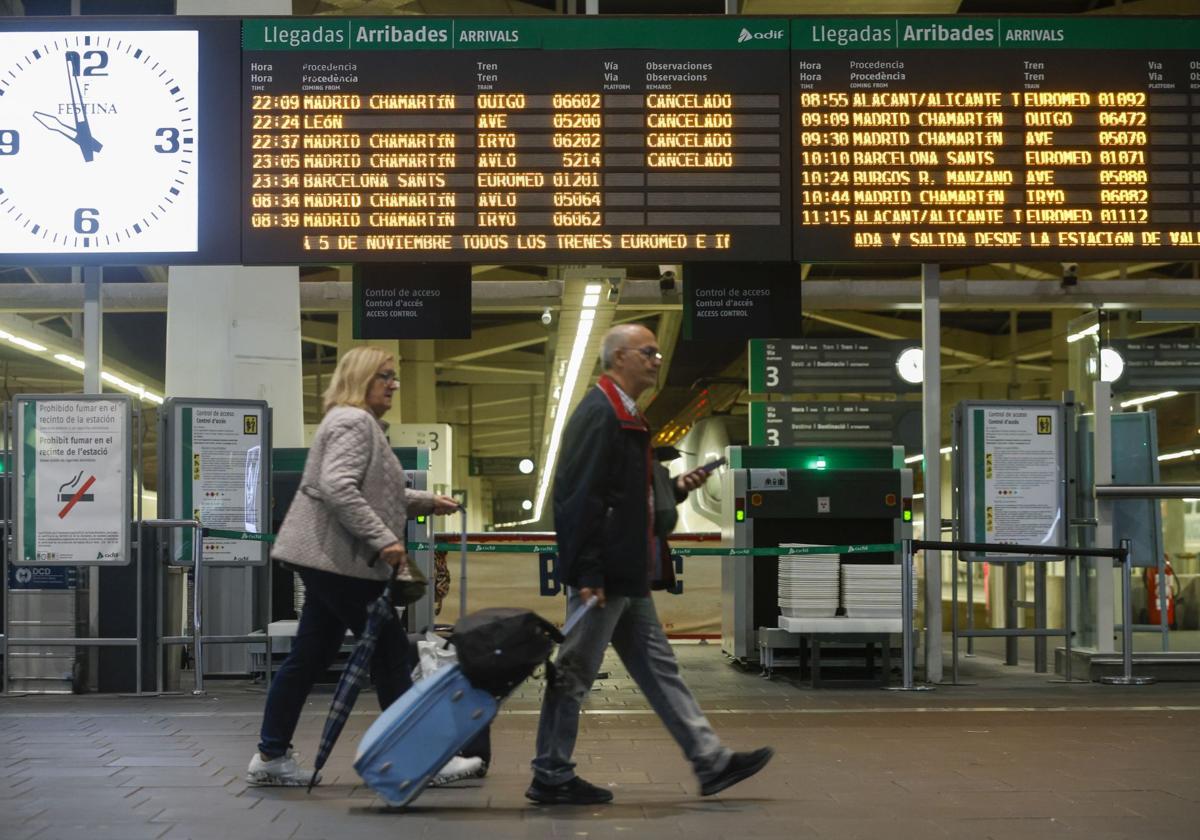 Estación de Valencia-Joaquín Sorolla, el martes por la noche tras la suspensión de las conexiones de alta velocidad con Madrid.