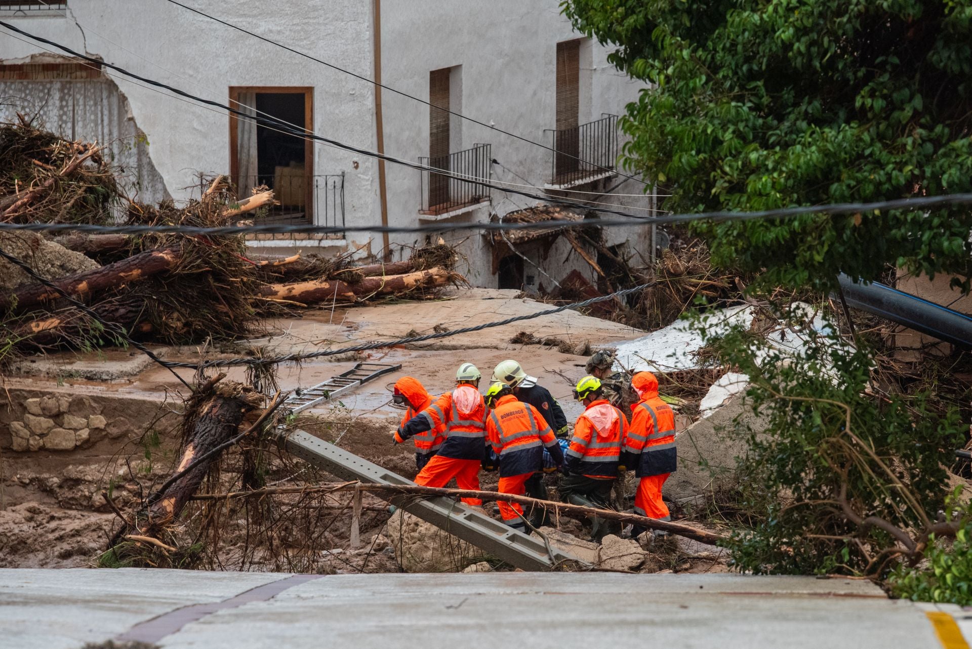 Los servicios de emergencia trabajan en en Letur, Albacete.