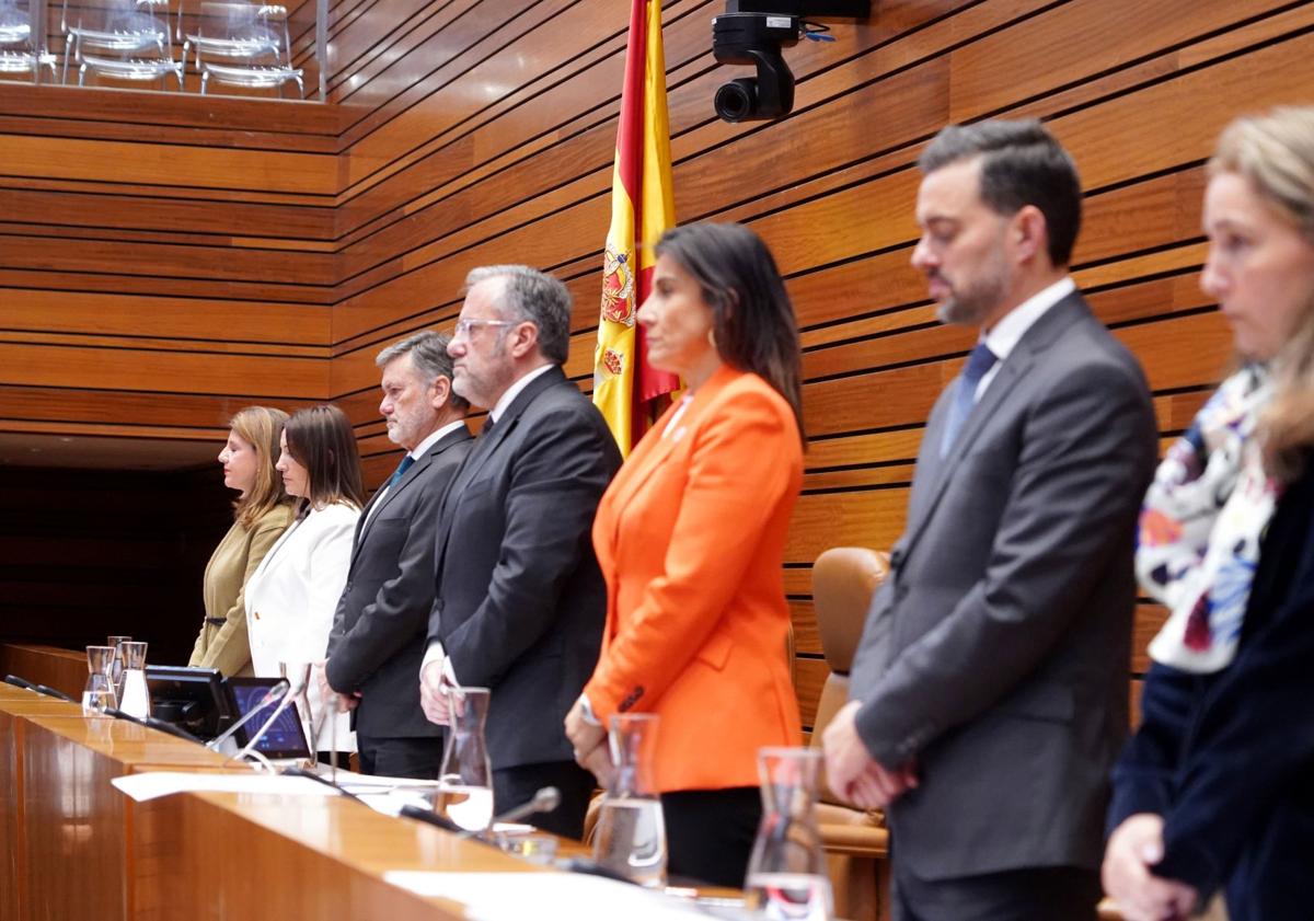 Imagen principal - La Mesa de las Cortes, durante el minuto de silencio. Luis Tudanca, con sus procuradores antes de suspenderse el Pleno. Los portavoces de los grupos se reúnen de urgencia, a mitad de sesión, para decidir sobre la cancelación del Pleno. 